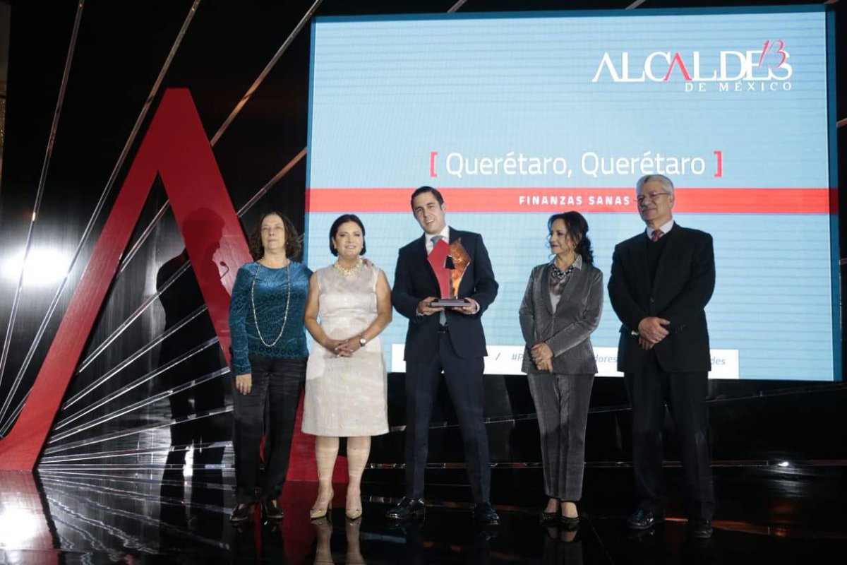 LuisBNava's tweet photo. Esta noche, el Secretario Francisco Martínez, a nombre de todos los que colaboramos en el Municipio, recibió el premio por Finanzas Sanas de parte de la revista @AlcaldesMexico 🏆. Nos mantenemos firmes para construir #LaCiudadQueQueremos en equipo con todas las familias. https://t.co/wmCnqeihRI