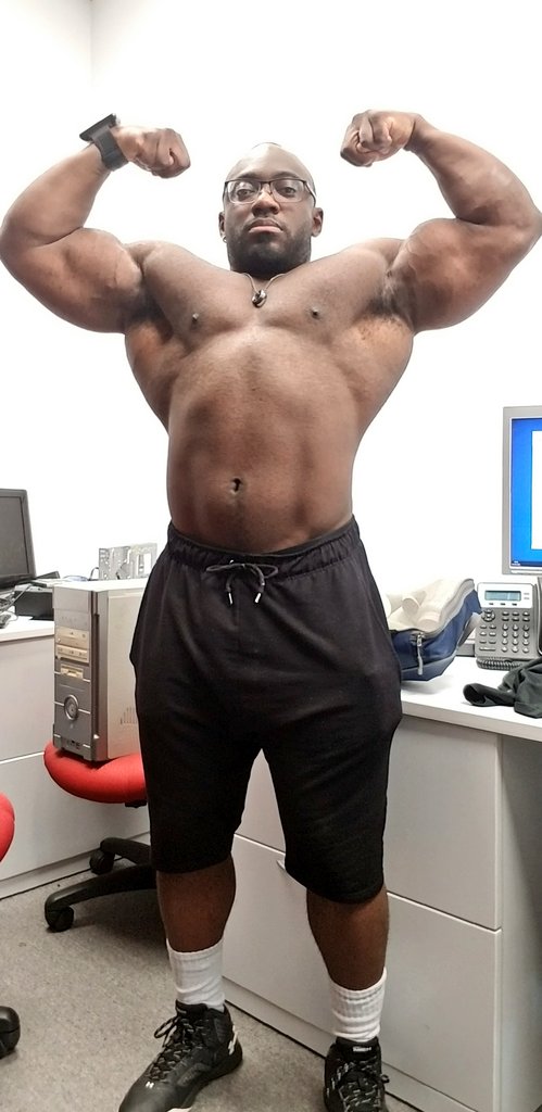 joshflexing255's tweet photo. Updates
#flexing
#barechest
#biceps
#doublebi
#muscular
#neverbigenough https://t.co/XD9PlrTgn0