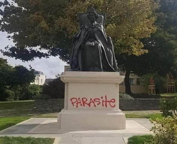 Muere la representación de la ignorancia, del saqueo, de la colonización, muere el legado de la piratería, del esclavismo, lo más déspota de la humanidad. #QueenElizabeth #8Septiembre