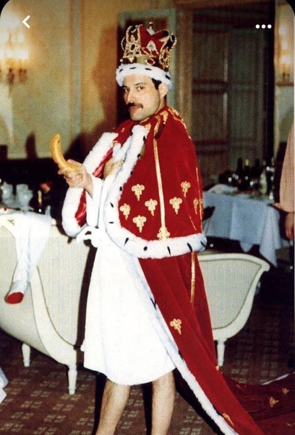 TheBrettzo's tweet photo. R.I.P. QUEEN #LongLiveQueen 🍌👑 https://t.co/BiHzX5HGVu