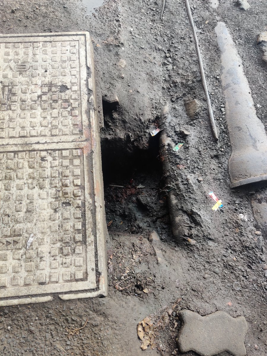 Sejal1490's tweet photo. Location : Swami Nityanand Marg, Andheri East, Mumbai 400069 (under Gokhale Bridge)

Issues:
1. Pothole
2. No streetlight poles 

@mybmcWardKE @mybmc 

#bmc #Mumbai #MumbaiRains #andheri https://t.co/ttdgdpFBiT