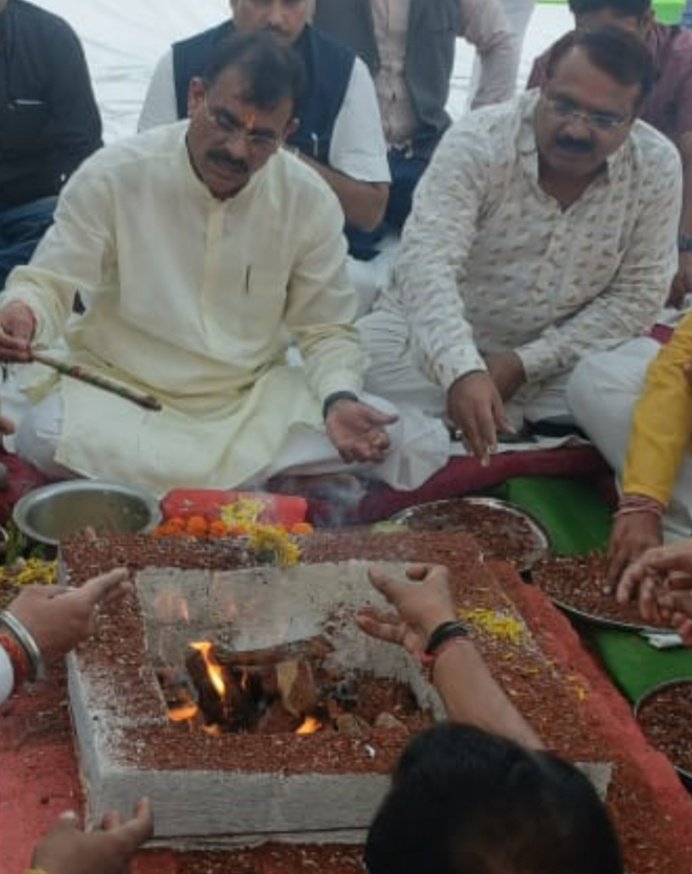RakeshBJPMP's tweet photo. अनंत चतुर्दशी पर भाजपा प्रदेश कार्या. में मान. प्रदेश अध्यक्ष वीडी शर्मा जी के साथ विघ्नहर्ता, मंगलकर्ता श्री गजानंद देव का पूजन- हवन प्रदेश की मंगल कामना के लिए किया। 🚩🙏
@ChouhanShivraj @vdsharmabjp @shivprakashbjp @HitanandSharma @BJP4MP @BJP4India @murlidharrao001 @RSSorg https://t.co/W9k3lnwhOt