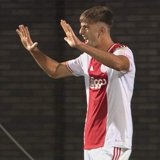 Continua il processo di ambientamento di Lucca in quel di Amsterdam, non senza dubbi e polemiche da parte degli appassionati nostrani.
Ma mi sembra esserci una sorta di cortocircuito.

L'Italia è un Paese che investe poco sui giovani, e non credo di dover elencare le prove.