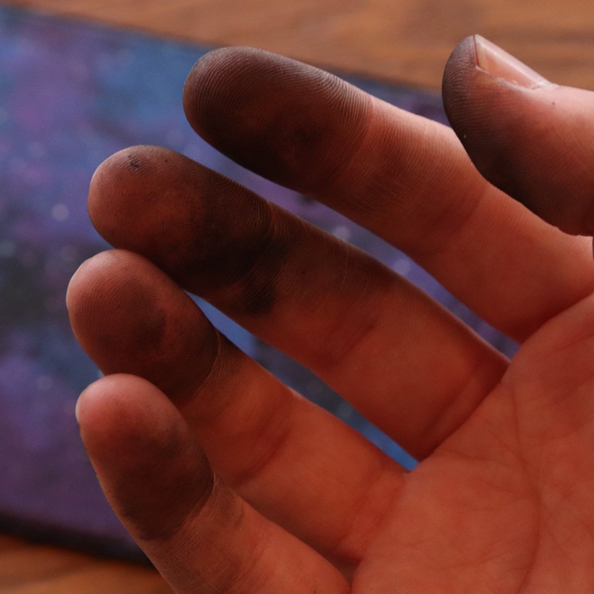 CeryneianA's tweet photo. Good morning adventurers! I'm starting my day with stitching Caster Compendia, our magnetic spell books, with a black wax thread, resulting in the messiest hands π§Ό
Busy workshop = dirty workshop πͺ
#castercompendium #leathercraft https://t.co/ChkfQoBQ3a
