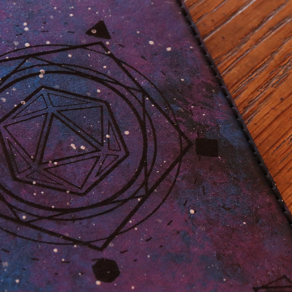 CeryneianA's tweet photo. Good morning adventurers! I'm starting my day with stitching Caster Compendia, our magnetic spell books, with a black wax thread, resulting in the messiest hands π§Ό
Busy workshop = dirty workshop πͺ
#castercompendium #leathercraft https://t.co/ChkfQoBQ3a