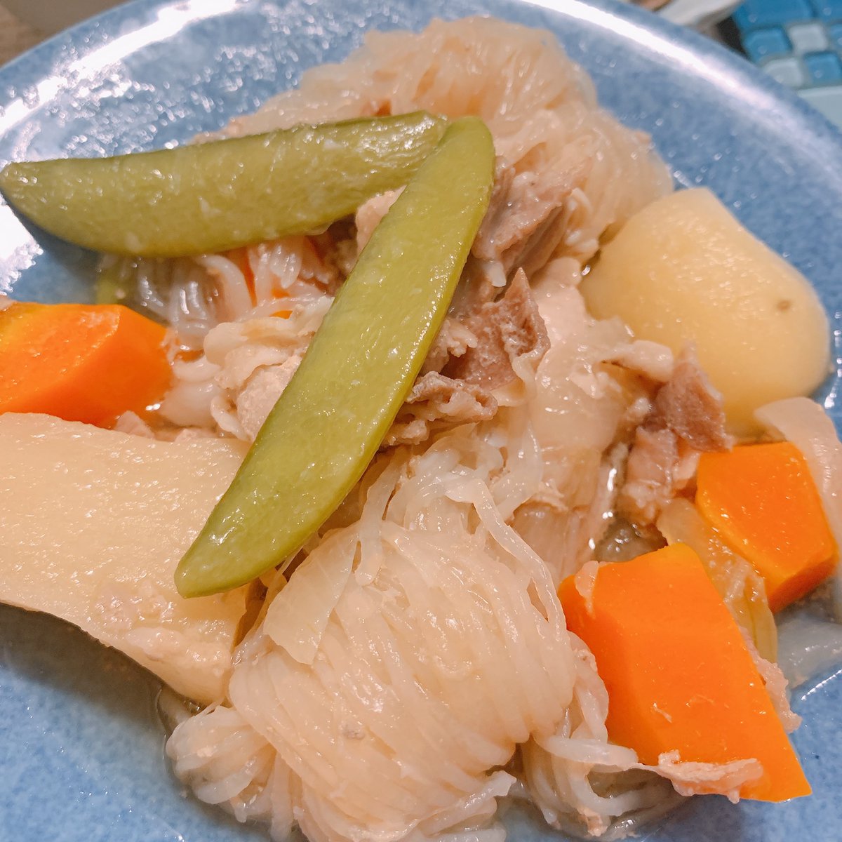 HotsuKitchen's tweet photo. 朝のうちに圧力鍋で煮込んで、仕事から帰ってきて、味が染み込んだこの味が最高✌︎
#肉じゃが https://t.co/ADLw6t6kJG