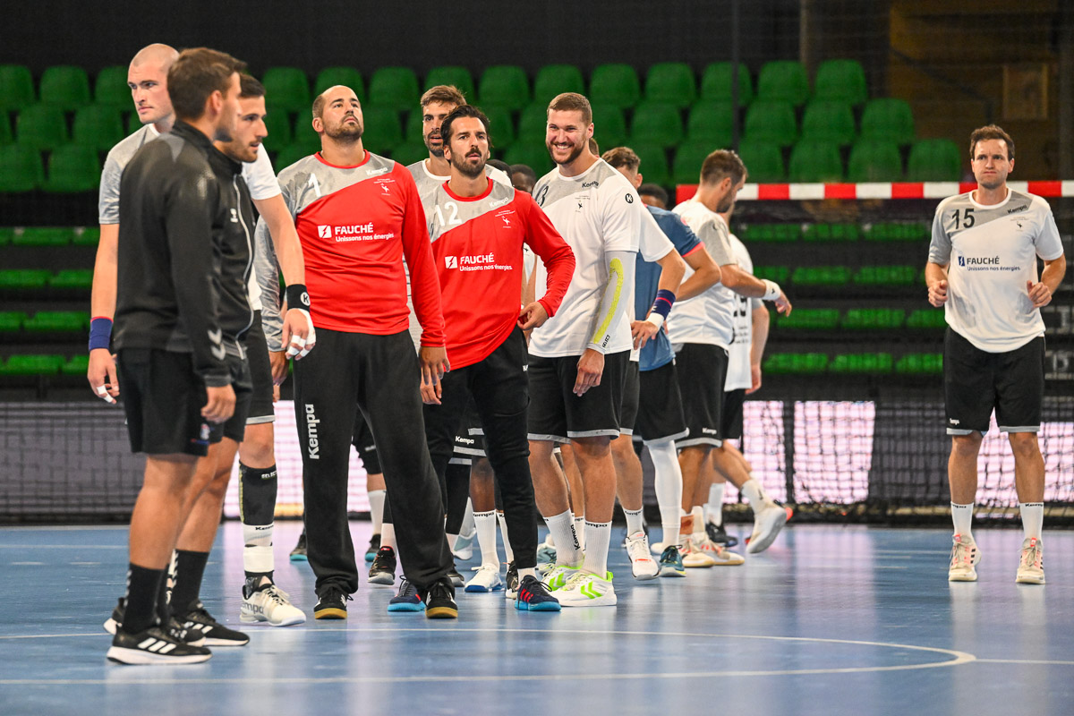 crmhb's tweet photo. 𝗟’𝗔𝗩𝗔𝗡𝗧 𝗠𝗔𝗧𝗖𝗛 🔎
Les Irréductibles affrontent l'@USIvryHB ce soir à 20h30, en ouverture de cette saison de Liqui Moly Starligue 🏆
➡️ Présentation du match, des enjeux 👇🏼
📲 https://t.co/SJUoYIQsvQ
#USICES | #LesIrréductibles 🔵⚪️ https://t.co/1BOtNuH1pw