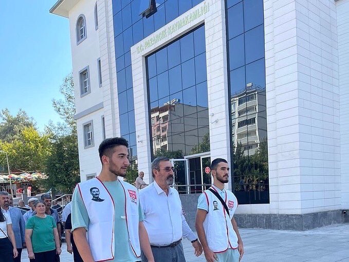 halklismaras46's tweet photo. #CHP99Yaşında
Partimizin 99. Kuruluş yıl dönümü sebebiyle gerçekleşen çelenk sunumuna Halkçı Liseliler İl Başkanımız Hüseyin İtmeç ve ilçe başkanı Mehmet Kıray katılım sağladı . 
Söz veriyoruz 100. Yılda Cumhuriyet’i demokrasi ile taçlandıracağız . https://t.co/jTIK4BXPzL