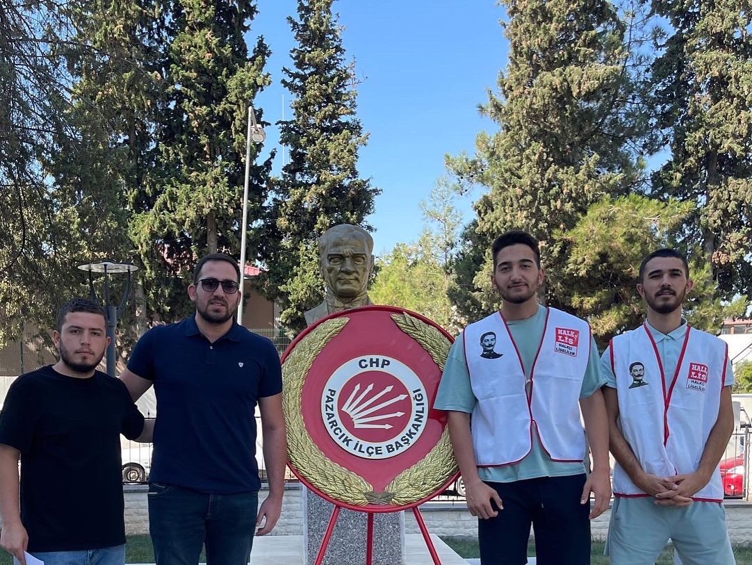 halklismaras46's tweet photo. #CHP99Yaşında
Partimizin 99. Kuruluş yıl dönümü sebebiyle gerçekleşen çelenk sunumuna Halkçı Liseliler İl Başkanımız Hüseyin İtmeç ve ilçe başkanı Mehmet Kıray katılım sağladı . 
Söz veriyoruz 100. Yılda Cumhuriyet’i demokrasi ile taçlandıracağız . https://t.co/jTIK4BXPzL