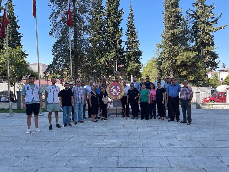 halklismaras46's tweet photo. #CHP99Yaşında
Partimizin 99. Kuruluş yıl dönümü sebebiyle gerçekleşen çelenk sunumuna Halkçı Liseliler İl Başkanımız Hüseyin İtmeç ve ilçe başkanı Mehmet Kıray katılım sağladı . 
Söz veriyoruz 100. Yılda Cumhuriyet’i demokrasi ile taçlandıracağız . https://t.co/jTIK4BXPzL