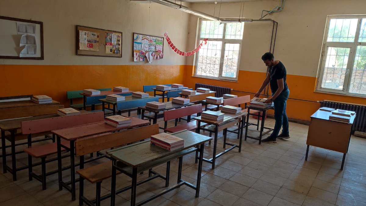 UlukentO's tweet photo. "Kitaplarımız öğrencilerini bekliyor" Yeni eğitim öğretim yılının öğrenci ve öğretmenlerimize hayırlı olmasını diler, başarılı bir yıl dileriz.
@tcmeb 
@miakarali 
@agrimem 
@hasan_kokrek 
@Diyadin004 
@diyadinmem 
@atillaaslan_ https://t.co/NSw5YXSjVG