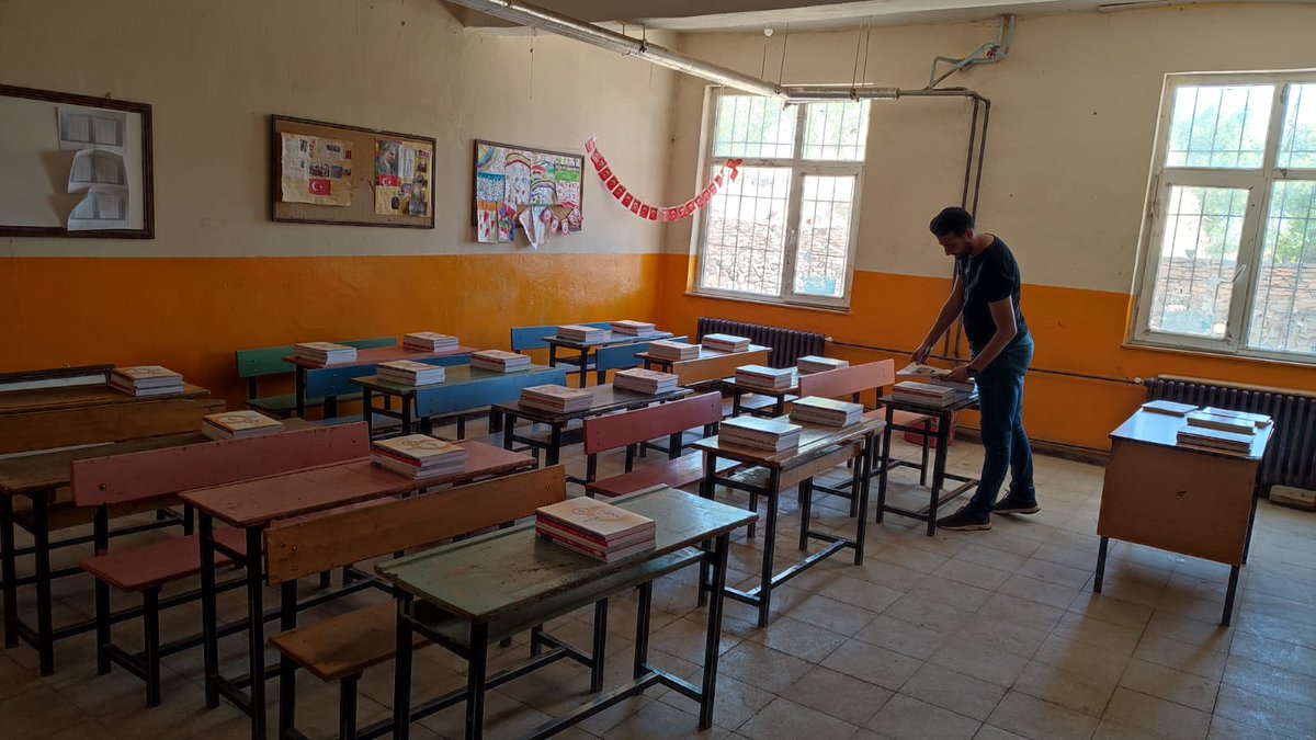 UlukentO's tweet photo. "Kitaplarımız öğrencilerini bekliyor" Yeni eğitim öğretim yılının öğrenci ve öğretmenlerimize hayırlı olmasını diler, başarılı bir yıl dileriz.
@tcmeb 
@miakarali 
@agrimem 
@hasan_kokrek 
@Diyadin004 
@diyadinmem 
@atillaaslan_ https://t.co/NSw5YXSjVG