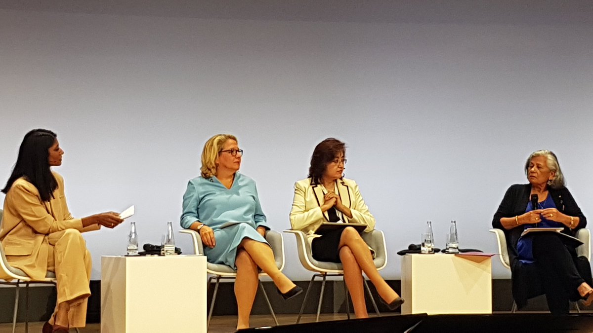 Very important discussion at the high level forum <a href="/IMCB22/">International Metropolis Conference Berlin 2022</a> with <a href="/ratnaomi/">Senator Ratna Omidvar</a> - thank you all for your engagement!