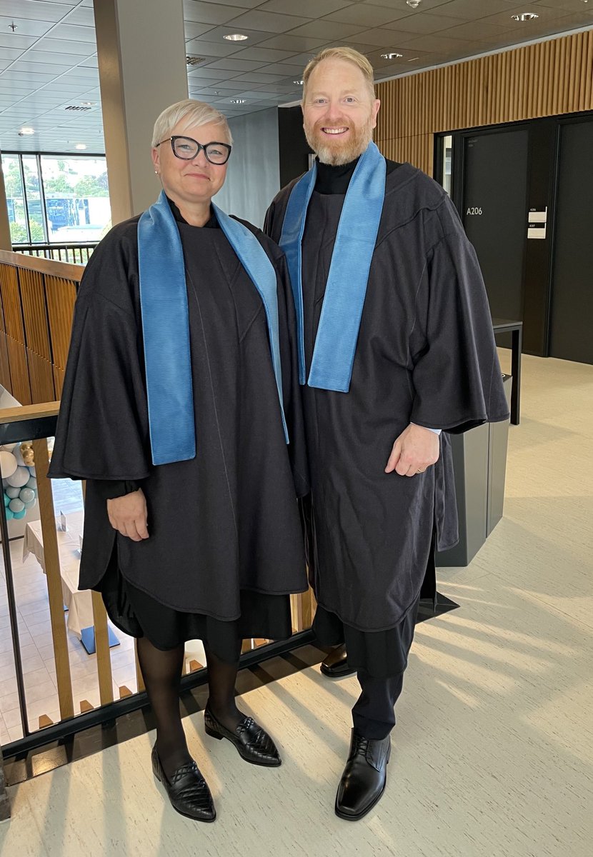 Anne-Grethe Naustdal (@agnaustdal) on Twitter photo Stor dag ved @hvl_no Vår fyrste doktorpromosjon startar kl 12. De kan fylgje den her hvl.no/forsking/promo… Prorektor regional utvikling <a href="/GeirKResaland/">Geir K. Resaland</a> og meg som prorektor utdanning i kapper for fyrste gong👍😊 Gratulerer til alle våre phd-kandidatar🎉🎉 Stor dag ved @hvl_no Vår fyrste doktorpromosjon startar kl 12. De kan fylgje den her hvl.no/forsking/promo… Prorektor regional utvikling <a href="/GeirKResaland/">Geir K. Resaland</a> og meg som prorektor utdanning i kapper for fyrste gong👍😊 Gratulerer til alle våre phd-kandidatar🎉🎉