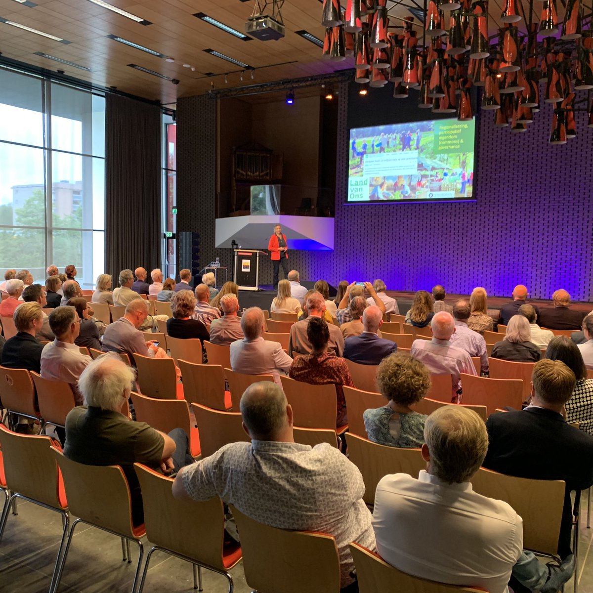 De conferentie is begonnen, Frederike Praasterink  (HAS) aan het woord over de landbouwtransitie en de toekomst perspectieven 
#landbouwtransitie #nieuweboer2022 #duurzaamheid