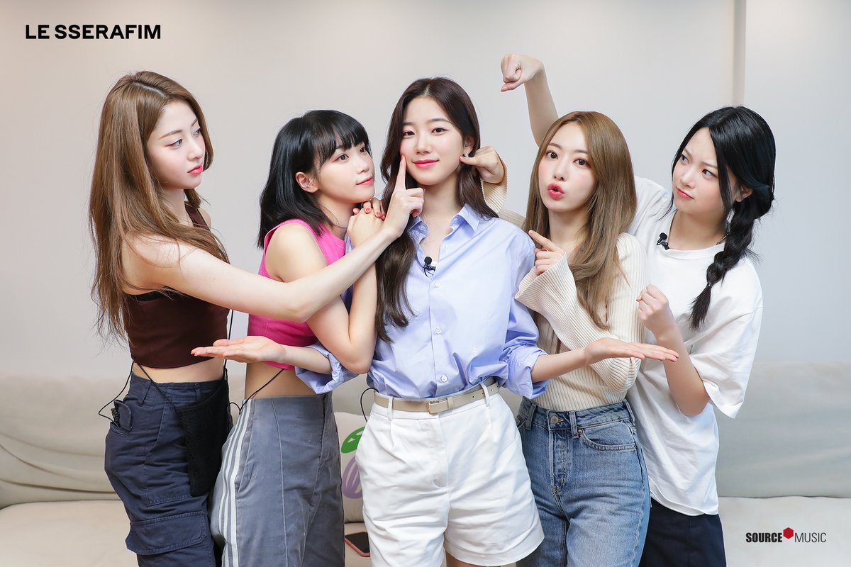 le_sserafim's tweet image. ‘LE SSERAFIM COMPANY 추석 특집’ Photo Sketch
(weverse.io/lesserafim/med…)

#LE_SSERAFIM #르세라핌