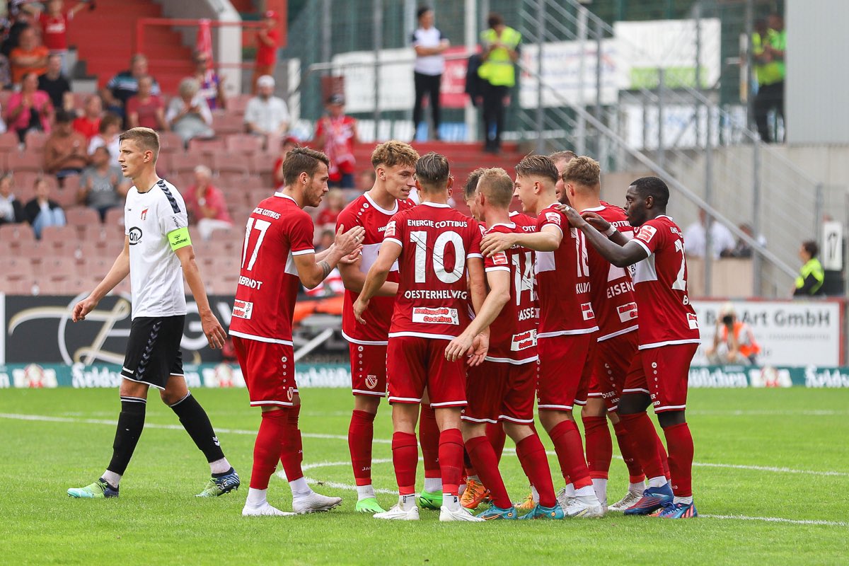 Nur_Energie's tweet photo. Der Tabellenführer wartet!⚽️ Am Sonntag fahren unsere Jungs zum @BerlinerAK07 und wollen gemeinsam mit Euch Boden gutmachen. Für #Energiefans, die in die Hauptstadt mitfahren gibt es hier die kompakten Faninfos. 👉🏻 https://t.co/58qFT21Csr #WIR #BAKFCE https://t.co/uTmBkGghWi