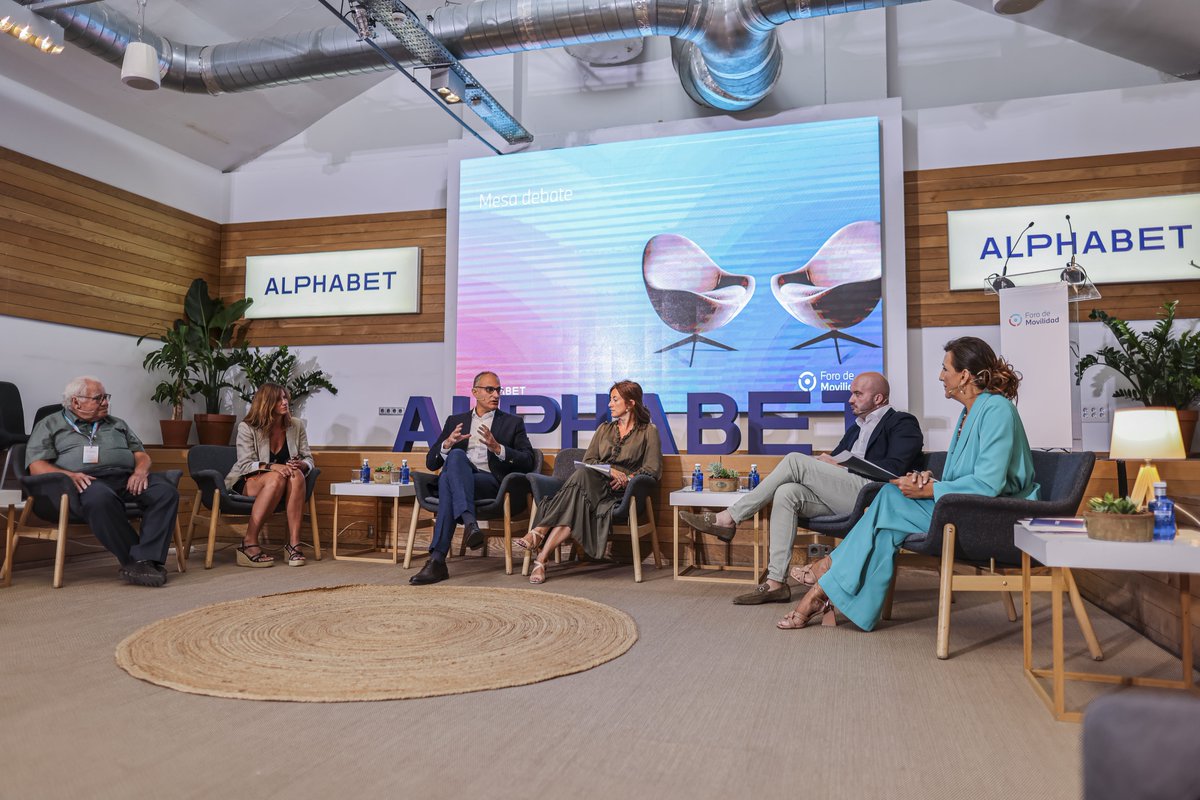 CoachPalacios's tweet photo. Gracias @alphabet_es  por contar conmigo para presentar y moderar el debate del #ForodeMovilidad2022. Vuestros estudios sobre los hábitos de movilidad urbana permiten impulsar soluciones que allanan el camino para que nuestra sociedad sea mejor, más #sostenible y más transitable. https://t.co/5zVQpscpRl