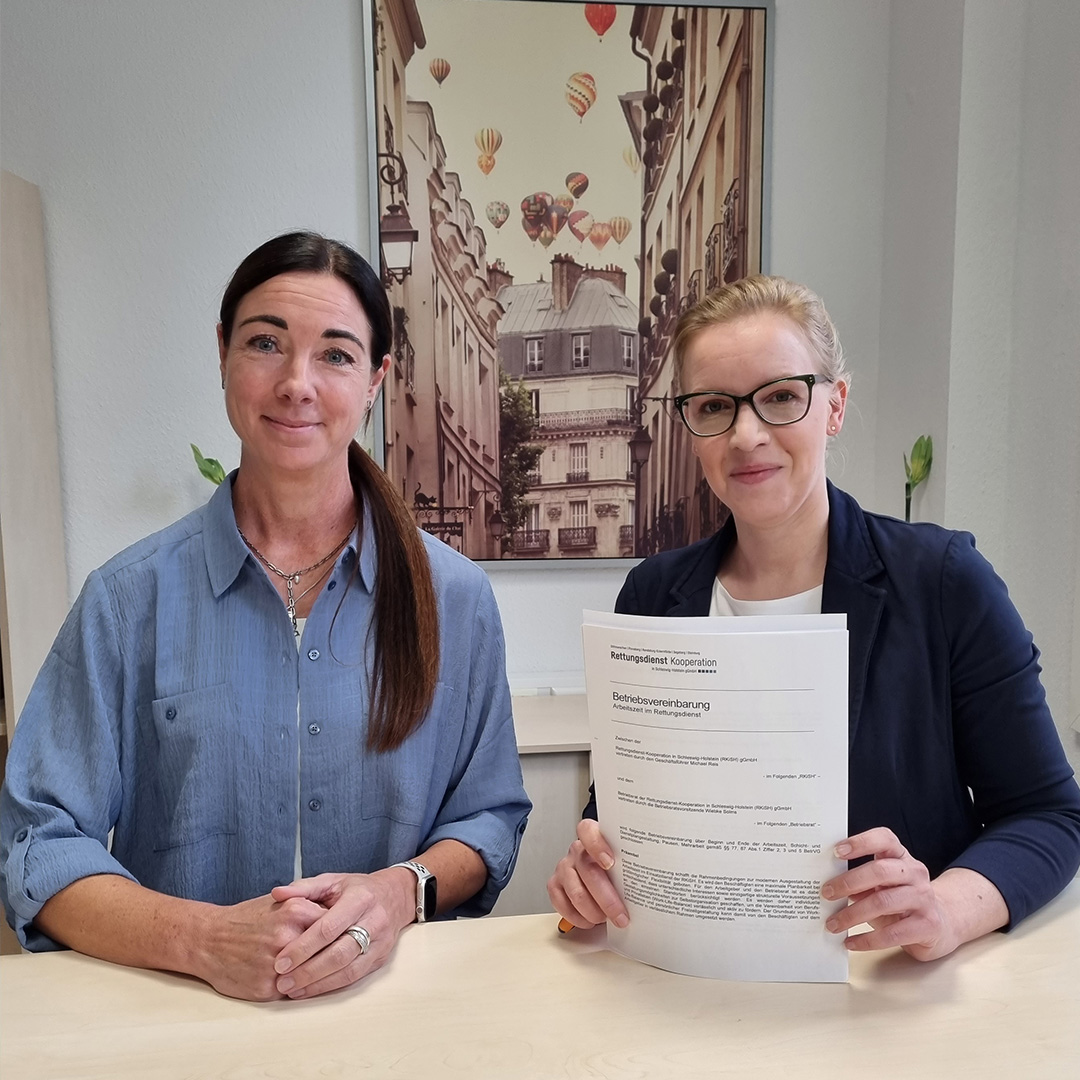 rkish_de's tweet photo. Verhandelt, vereint und unterschrieben - es ist vollbracht: Die neue Betriebsvereinbarung Arbeitszeit der RKiSH wurde diese Woche offiziell auf den Weg gebracht. #rkish #rettungsdienst #einsatzdienst #arbeitszeit #arbeitszeitgestaltung https://t.co/wOXiE6iKdd