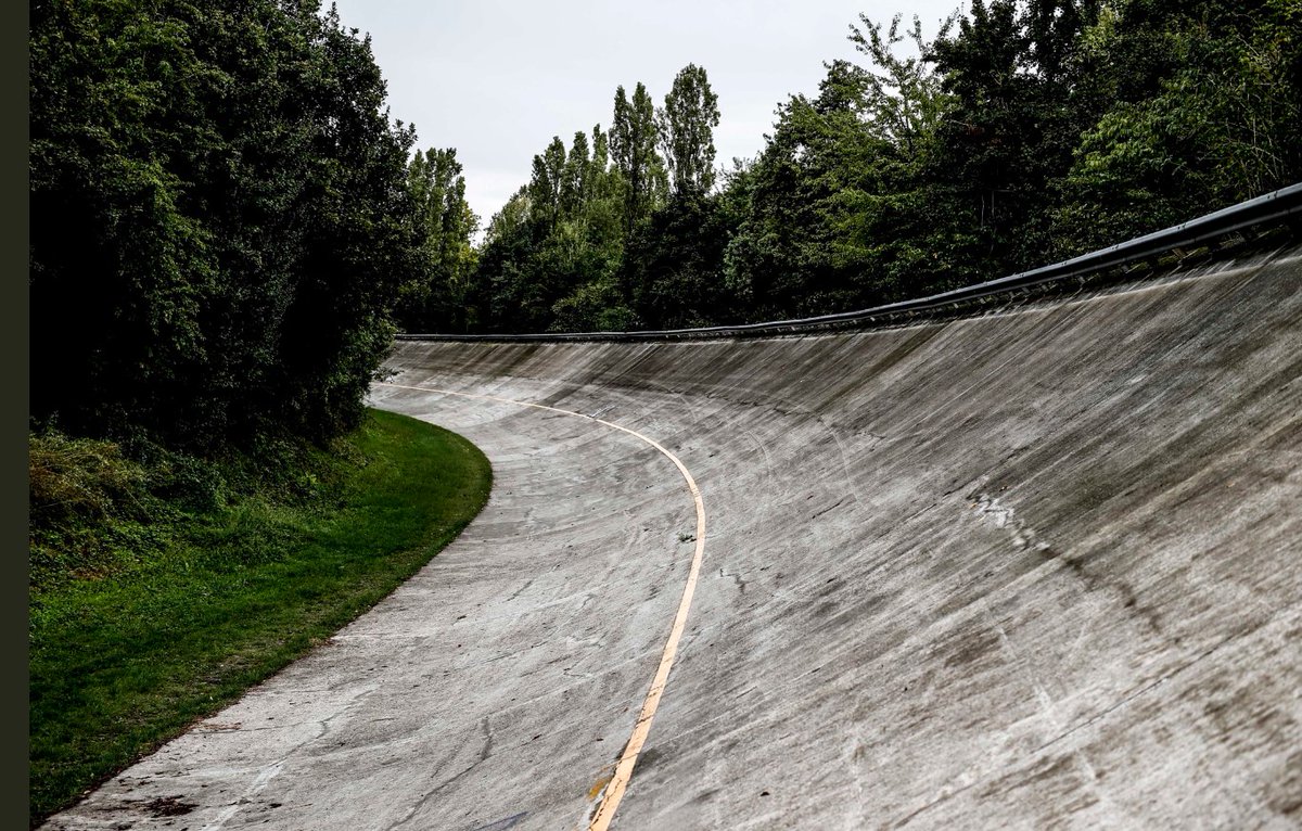 F1Meddahi's tweet photo. 1955 İtalya GP'si, orijinal #Mercedes takımının katıldığı son yarış. Monza'nın ikonik eğimli oval kısmın da kullanıldığı ilk sene. Eğimi yer yer 80 dereceye ulaşan bu kısım, günümüzde kullanılsa nasıl görüntüler ortaya çıkardı? 

https://t.co/2AV09BkvyD

#F1 #ItalianGP #Formula1 https://t.co/dVlRSNeN1V