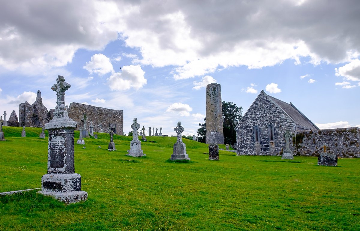 CatholicNewsIRL's tweet photo. Today is the Feast of Saint Ciaran of Clonmacnois. One of the Twelve Apostles of Ireland. Born in Co Roscommon in 512. Came to #Clonmacnois in 545 where he founded a monastery which was to be one of the most renowned in Europe. Died at 33 while the monastery was still being built https://t.co/jhWM1yYOk8