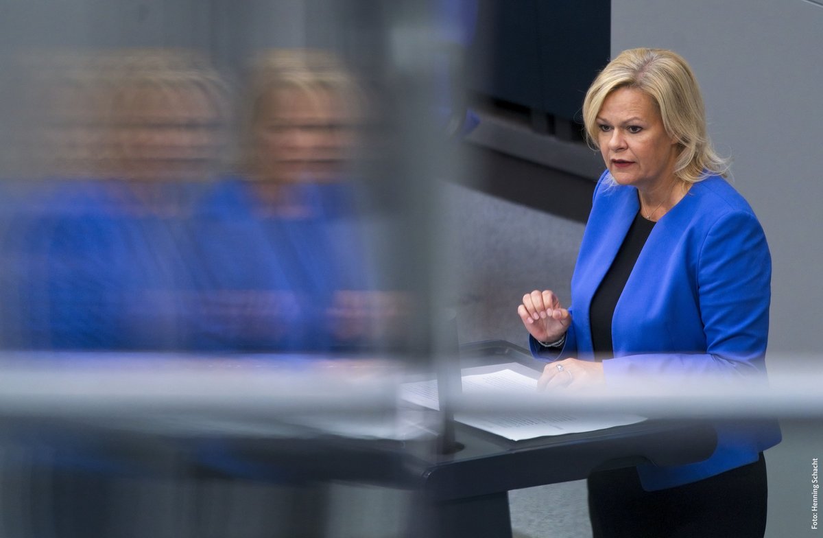 Der Krieg in der Ukraine wirkt sich massiv auf uns aus. Viele Menschen sind verunsichert – von steigenden Preisen, Energieknappheit und von neuen Bedrohungen für unsere Sicherheit. Deshalb investieren wir mit dem #Haushalt 2023 in die innere Sicherheit.