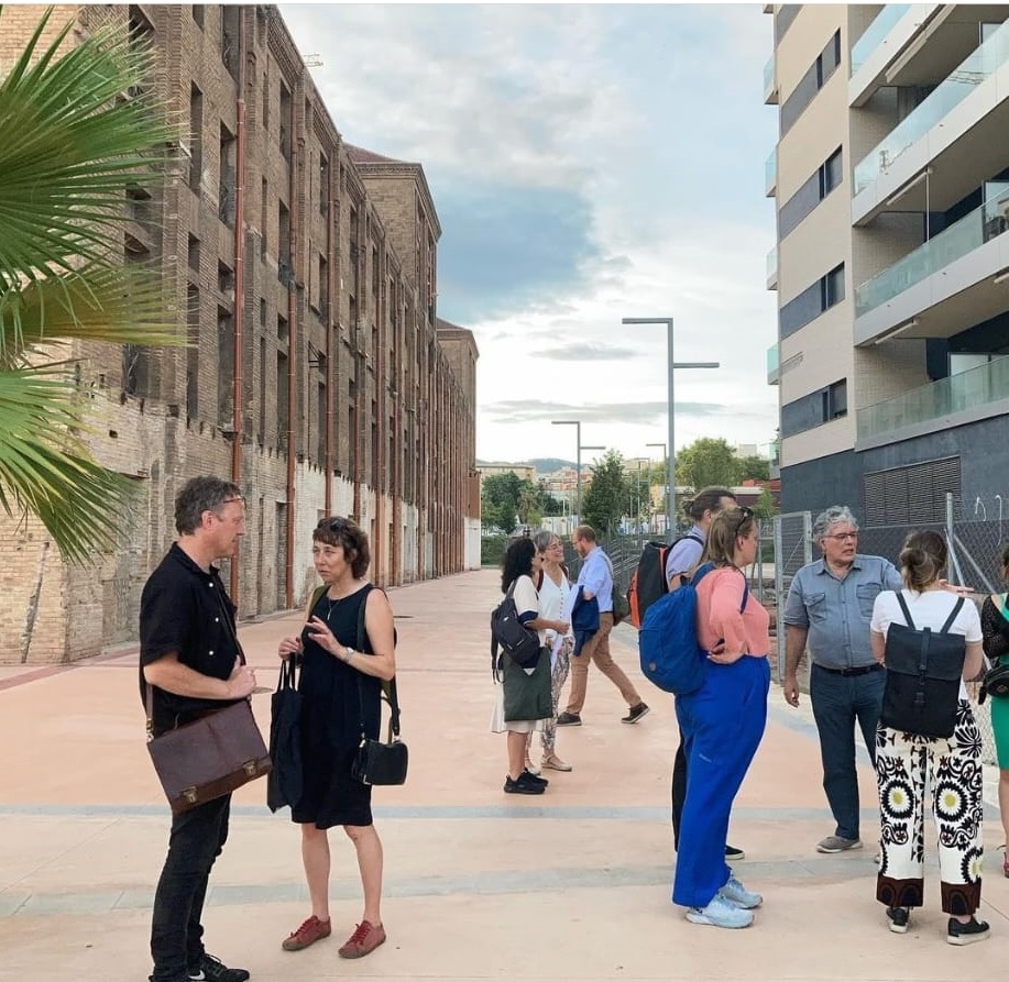 MuseuLH's tweet photo. La jornada sobre gestió del patrimoni històric integrant la visió ciutadana a #LH finalitzà amb un itinerari guiat per la vila vella i Sta. Eulàlia conduït per @JMSolias.  
9/9 continua la jornada a Fabra i Coats (Sant Andreu - BCN)
https://t.co/E9hAZmTcW4
https://t.co/GHTxr0aJtM https://t.co/iW3r6r6PcQ