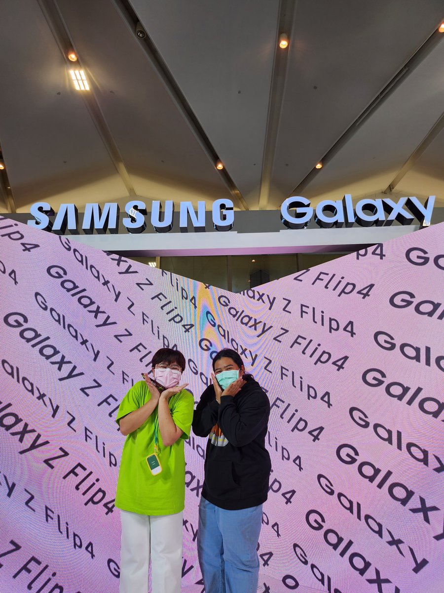 MP3304's tweet photo. มาสิ ถ่ายแบบไหนก็สวยกับ Samsung galaxy Z Flip4 #galazyzflip4 #FlexEveryAngle #MchoicexSamsung https://t.co/j2ETS7HaNC