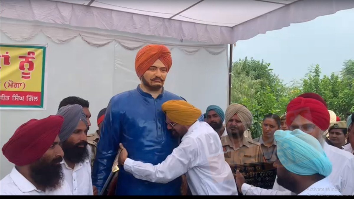 dailypostpunjab's tweet photo. ਮੂਸੇਵਾਲਾ ਦੇ ਨਵੇਂ ਬਣੇ ਬੁੱਤ ਨੂੰ ਜੱਫੀ ਪਾ ਕੇ ਭੁੱਬਾਂ ਮਾਰ ਰੋਏ ਪਿਤਾ ਬਲਕੌਰ ਸਿੰਘ 
ਮੂਸੇਵਾਲਾ ਦੇ ਬੰਦੂਕ ਤੇ ਕਲਮ ਵਾਲੇ 7 ਫੁੱਟ ਦੇ ਬੁੱਤ ਦੀ ਕੀਤੀ ਘੁੰਡ ਚੁਕਾਈ

#PunjabSinger #SidhuMoosewala #NewStatue #Emotional #Father #BalkaurSingh #GalleryPics #Dailypostpunjabi https://t.co/CMqEC5PYJ0
