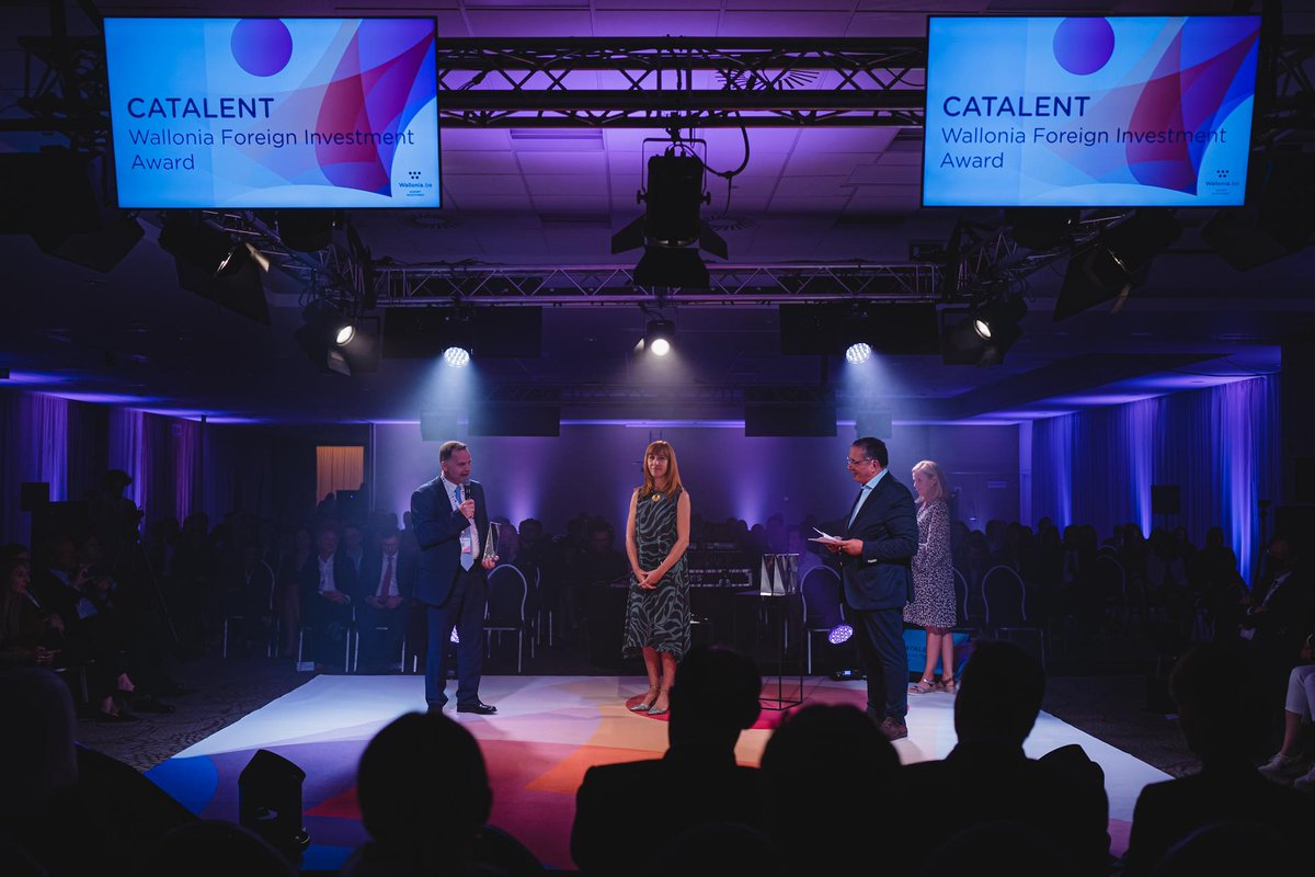 Cette année, 2 lauréats des Wallonia International Business Awards 2022 sont carolos !  
Félicitations à :  
🌎 @CatalentPharma qui a reçu Wallonia Foreign Investment Award 
🌍 <a href="/Univercells_sa/">Univercells</a>  lauréat du Wallonia Sustainability Award 
Crédits Photos : J. Van Belle (AWEX/WBI)