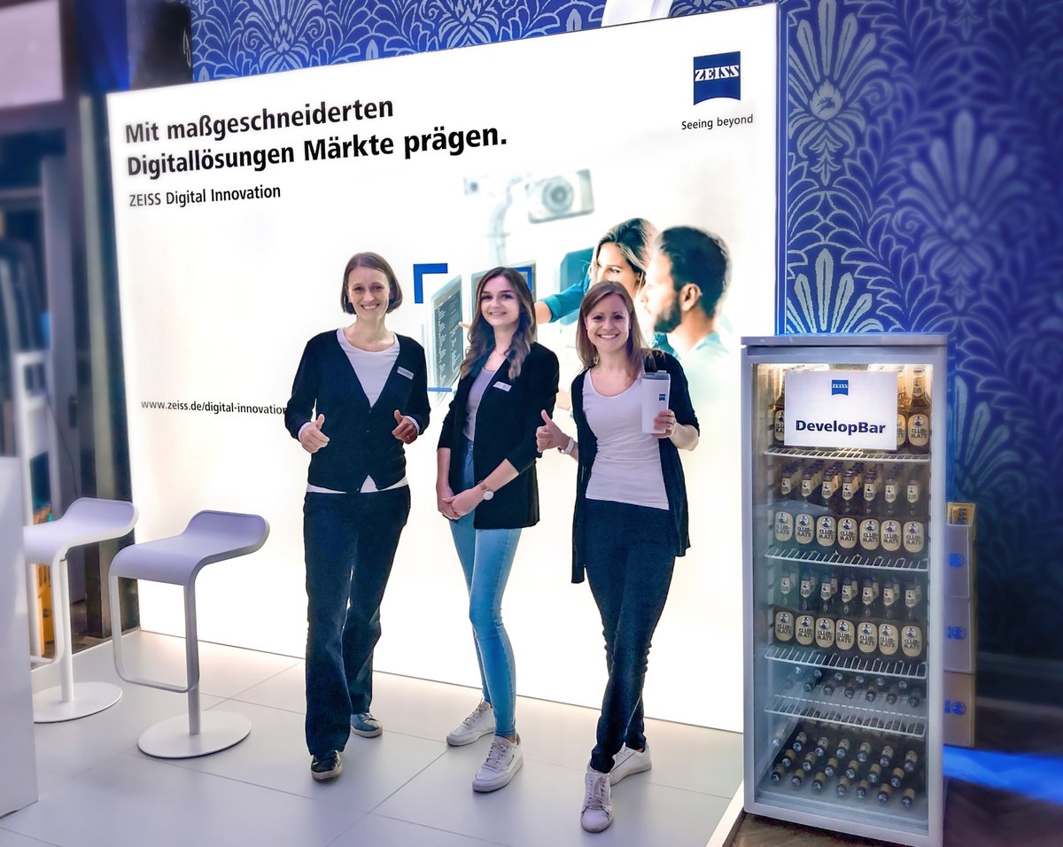 ZEISS_di's tweet photo. Das Warten hat ein Ende! Kommt an unserem Stand bei der @decompiled_conf in #Dresden. Ihr findet uns im Blauen Salon. Wir freuen uns auf tolle Gespräche zu #digital #solutions #projectinsights in den Domänen #Health und #Manufacturing.
#teamZEISS #jobsyoulove @Silicon_Saxony https://t.co/wxy40wwbn3