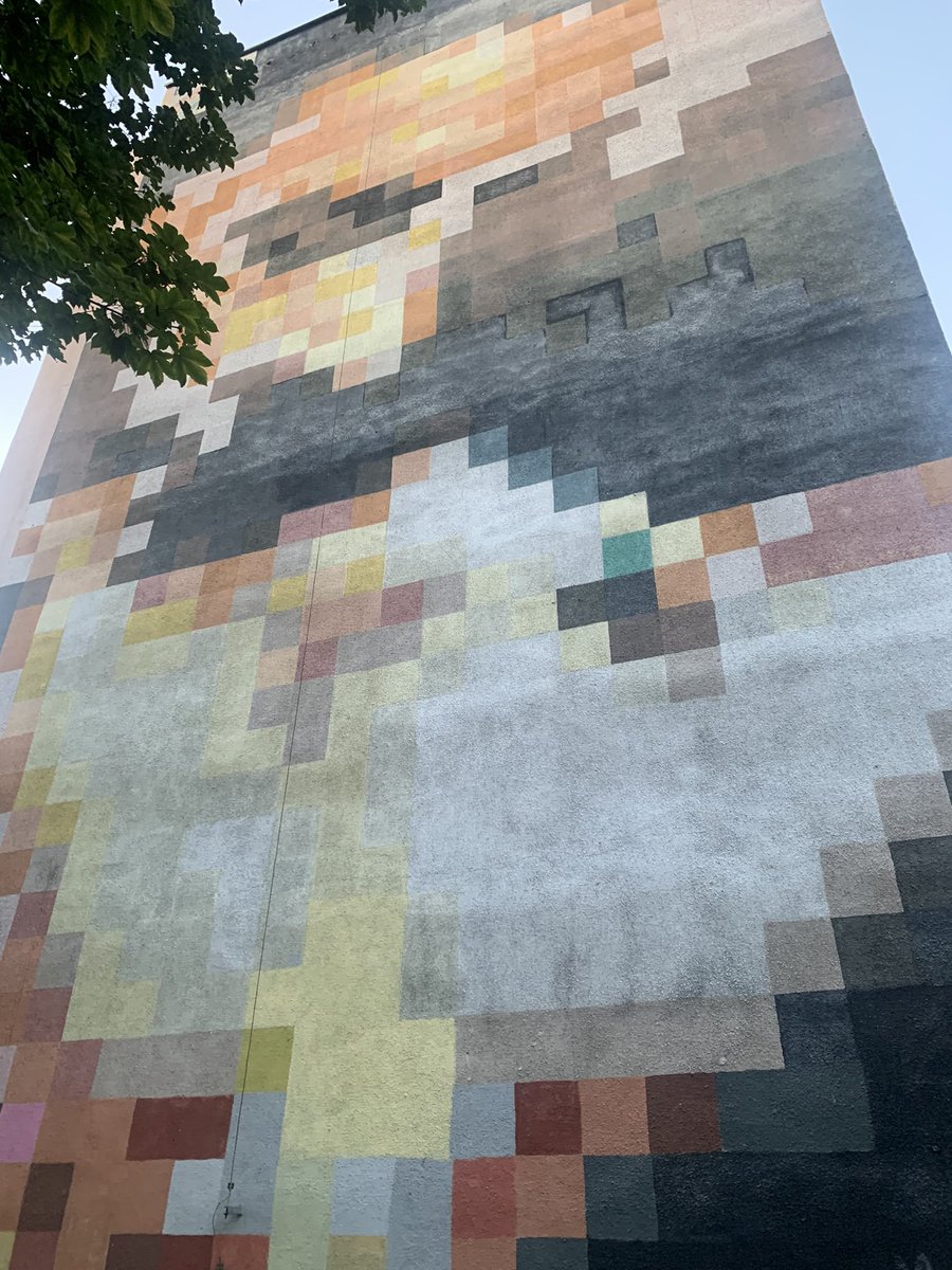KaMichalowska's tweet photo. Dzisiaj między 16:00 a 19:00 w @radio_357 będę opowiadała o Galerii Muralu na gdańskiej Zaspie. Nagranie ze spaceru zrobił korespondent z Trójmiasta Karol Stańczak 💜. 
Dodaję Zaspiańskie murale pikselove 🧡 https://t.co/AgrJxHUIMO