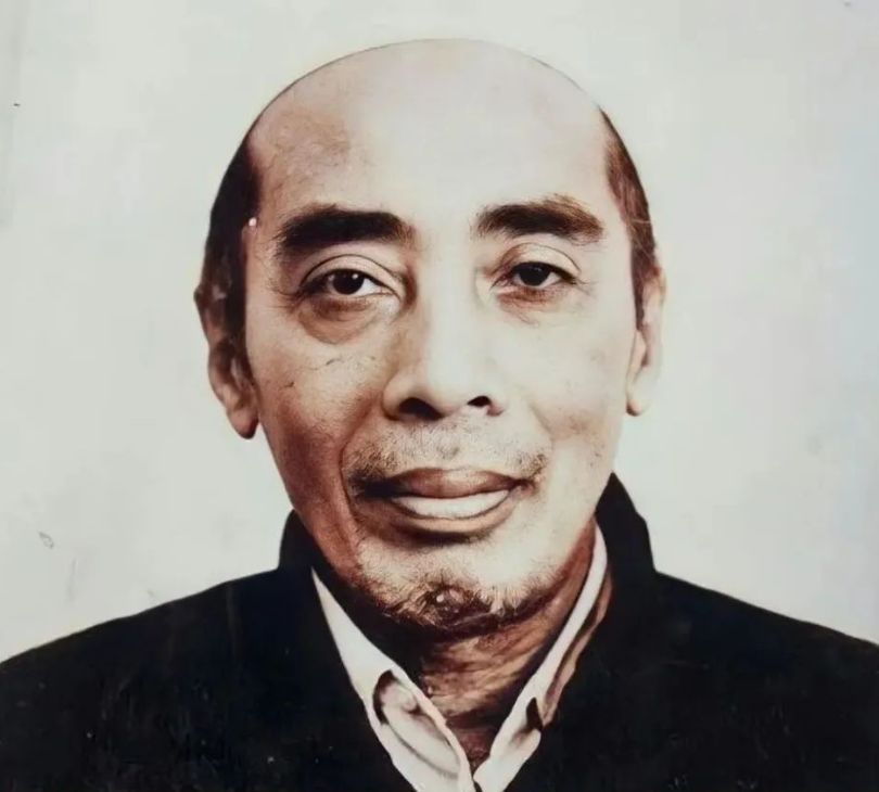 HIDJKSL's tweet photo. [utas]

PETUAH KIAI HAMID, WALIYULLAH PASURUAN JAWA TIMUR

Ada satu kisah dari waliyullah agung dari Pasuruan, Kiai Hamid, tentang bagaimana cara kita mengajak, mendidik atau mengajari siapapun, tapi tidak sesuai dengan yang kita harapkan.

⤵️⤵️ https://t.co/PPhtLhBU07