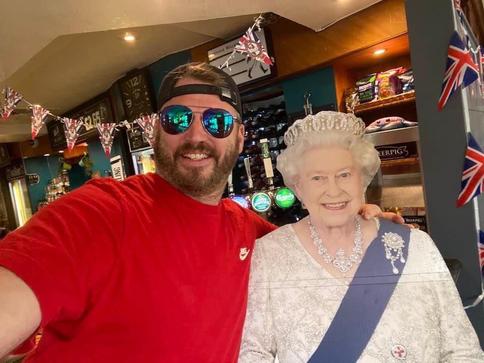 cleverleybuild's tweet photo. @JeremyClarkson We had fun on her jubilee she was always smiling https://t.co/JgbR6rYPtn