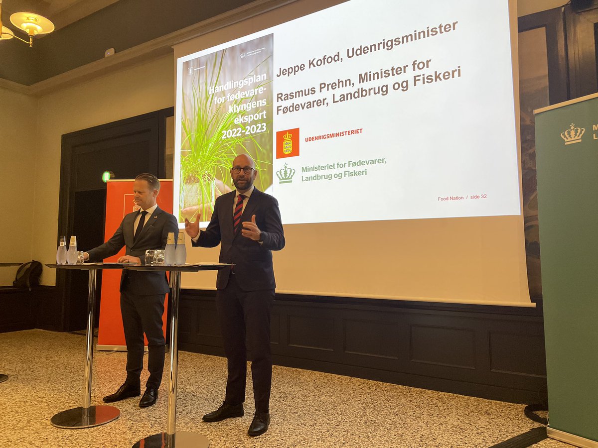 RasmusPrehn's tweet image. Brexit, COVID-19 og krigen i Ukraine har rystet de globale markeder. Derfor har @jeppekofod og jeg i dag præsenteret en ny handlingsplan, der skal styrke fødevareklyngens eksport af fødevarer og løsninger til den grønne omstilling. #dkpol
#dkfood