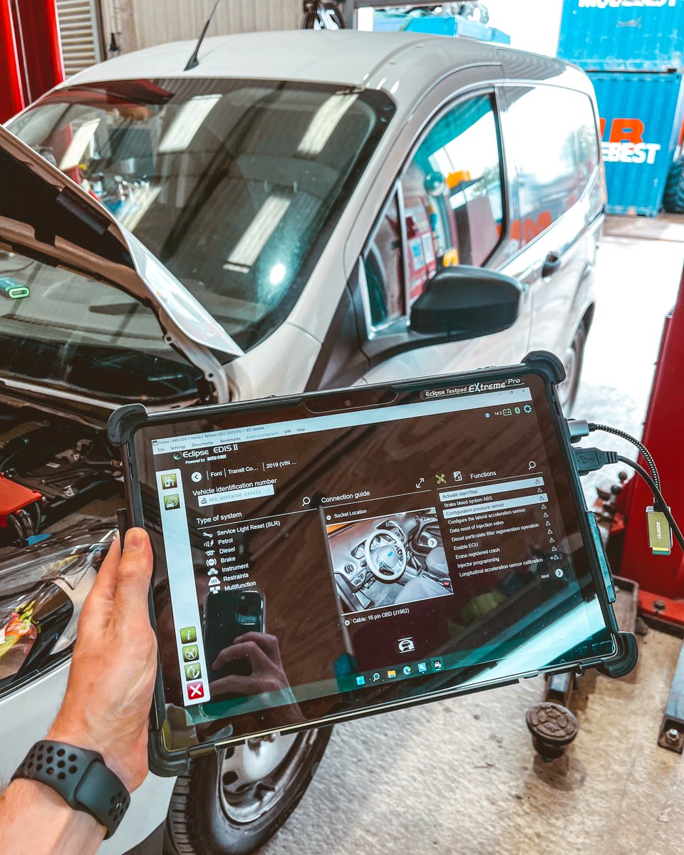 EclipseDiag's tweet photo. ποΈ Area Sales Manager, Louis Dowson, has just handed over to Heathrow Plant. They have just taken delivery of their new Jaltest Diagnostics Off Highway, AGV, MHE package + EDIS II for car.
Thank you for your business!
#Eclipse #Jaltest #EclipseInAction #Diagnostics https://t.co/2rJh1E6ygj