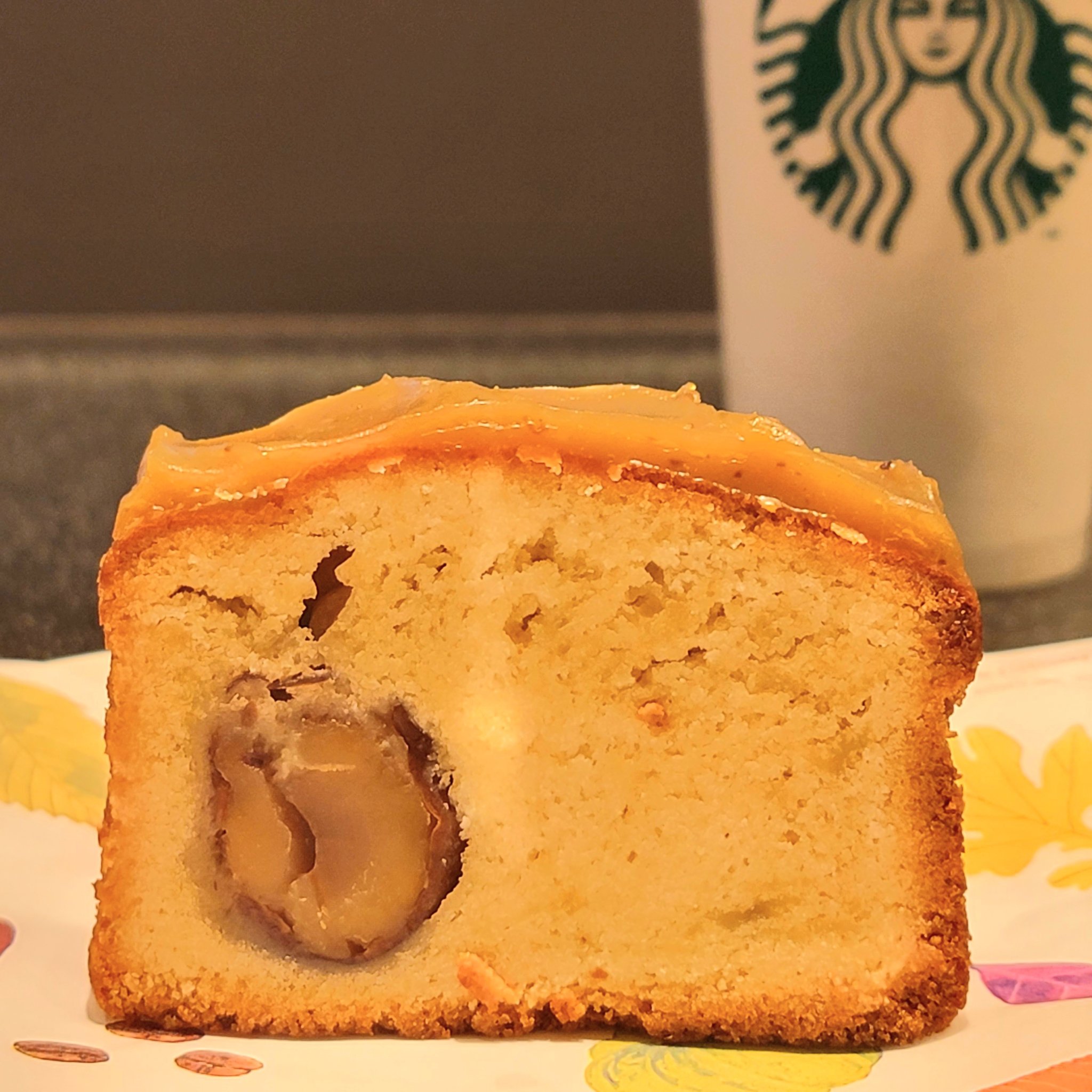 そこからのせんちょ 本日のスタバ マロンパウンドケーキ マロンクリームに甘えがない 渋皮の苦味感じるくらい本格的 対してゴロッと入った栗 甘さ凝縮 想像以上に食感柔らかで口に入れたときの衝撃が凄い パウンドケーキは安定と信頼の美味しさ 少し