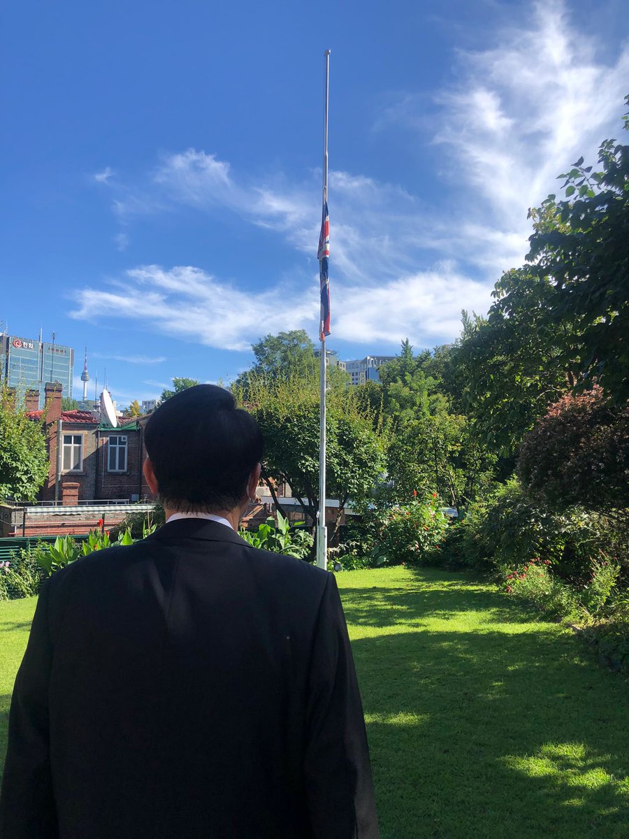 윤석열 대통령님께서 오늘 오후 영국 대사 관저에 방문하시고 엘리자베스 2세 조문록에 서명해 주셔서 진심으로 감사드립니다. Honoured that @President_KR Yoon Suk Yeol came to <a href="/UKinKorea/">UK in Korea🇬🇧🇰🇷</a> today to sign the condolence book for HM The Queen. <a href="/FMParkJin/">FM ParkJin</a>