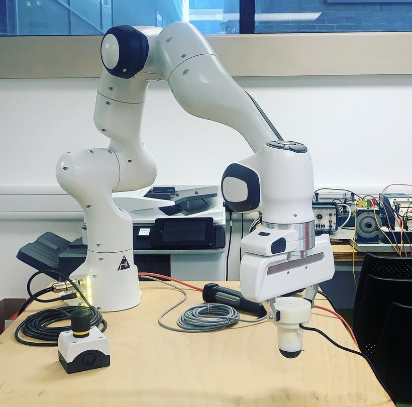 Robotics 🦾 Started to play with our robot with are pre made mini muzzle! How cool is this! 😎 #supersealsense #bbsrc #weareukri #manchestermet #pinnipeds #robotics #womaninscience #animalbehavior #whiskers #sensorybiology #science #zoology #training #animaltrainer
