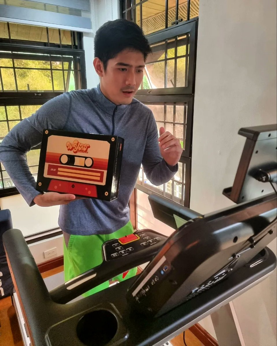 robertmarion's tweet photo. Training now kung paano makahabol sa WYAT concert ng @SB19Official next week. Kayanin ko kaya? May tickets pa ba? 😅

SLMT A'tin for the package! 🙌🏻 https://t.co/JppIWw3fUz
