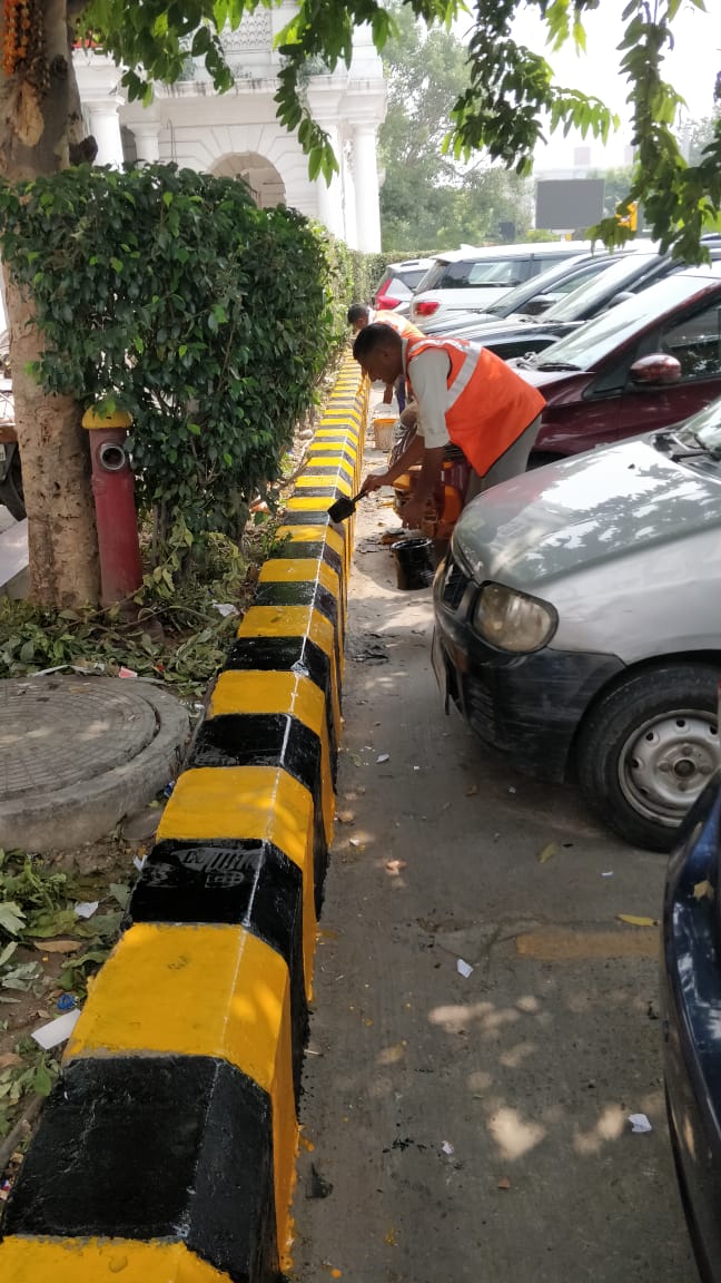 tweetndmc's tweet photo. रास्ते की खूबसूरती मुश्किल राहों को भी आसान बनादेती है।
After the Mansoon season, the New Delhi Municipal Council doing paint work on kerb stones in its area foothpath.
#ManAtWork #SafetyFirst
#SwachhSurvekshan2023
#NewNDMC Ki #NewTasveer
#BeautifulRoad #Footpath #Smart #NDMC https://t.co/VyLXSUE1m9