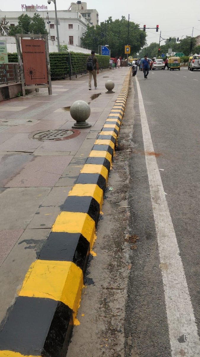 tweetndmc's tweet photo. रास्ते की खूबसूरती मुश्किल राहों को भी आसान बनादेती है।
After the Mansoon season, the New Delhi Municipal Council doing paint work on kerb stones in its area foothpath.
#ManAtWork #SafetyFirst
#SwachhSurvekshan2023
#NewNDMC Ki #NewTasveer
#BeautifulRoad #Footpath #Smart #NDMC https://t.co/VyLXSUE1m9