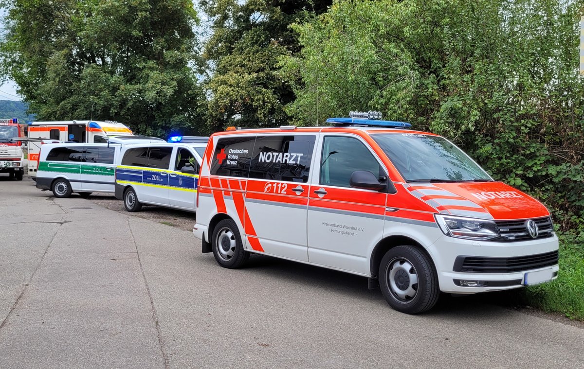 zoll_info's tweet photo. Einen außergewöhnlichen Einsatz hatte ein Streifenteam des HZA #Singen. Bei #Dogern unterstützten die Einsatzkräfte die Rettung eines Mannes und seines Hundes aus einem gefluteten Wasserschacht. Alle Beteiligten blieben glücklicherweise unverletzt.
➡️https://t.co/lzrRao0Uks https://t.co/tkTBdAfs6n