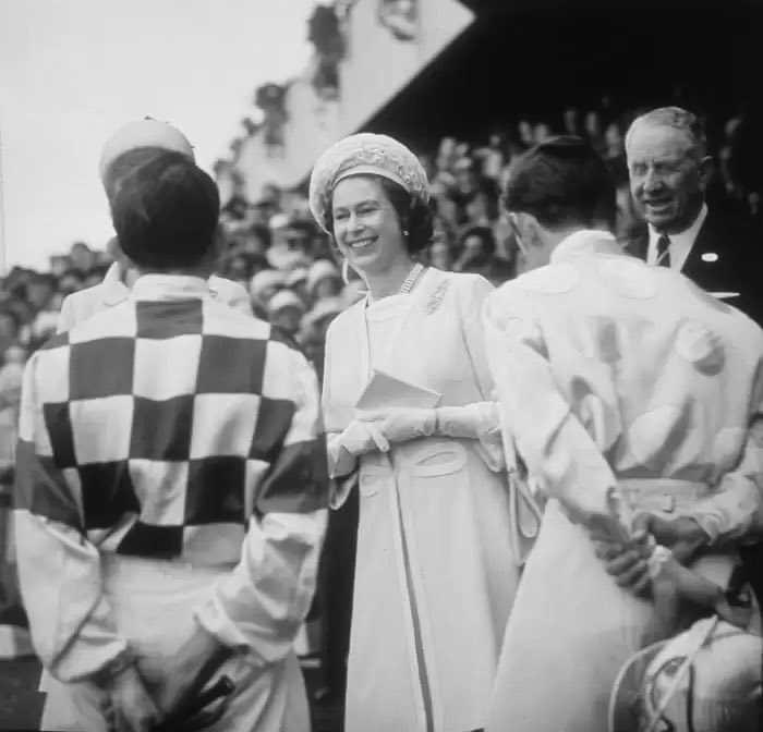 AusHouseLondon's tweet photo. The High Commission will open condolence books for Her Majesty The Queen from 2.00 pm today. 

We will publish opening times for the full mourning period at https://t.co/br5vnpSUvQ https://t.co/DEhYFRB0Pc