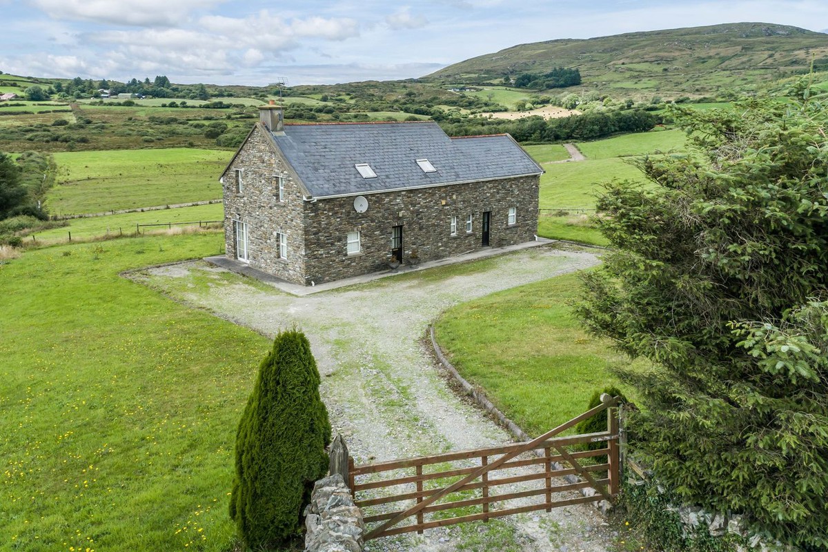 Perfect_ie's tweet photo. The cottage of our dreams in Ballydehob, Cork ✨💚🌾
https://t.co/gpPkz23Sqa
#ballydehob #cork #forsale https://t.co/RsnKyrSTgS