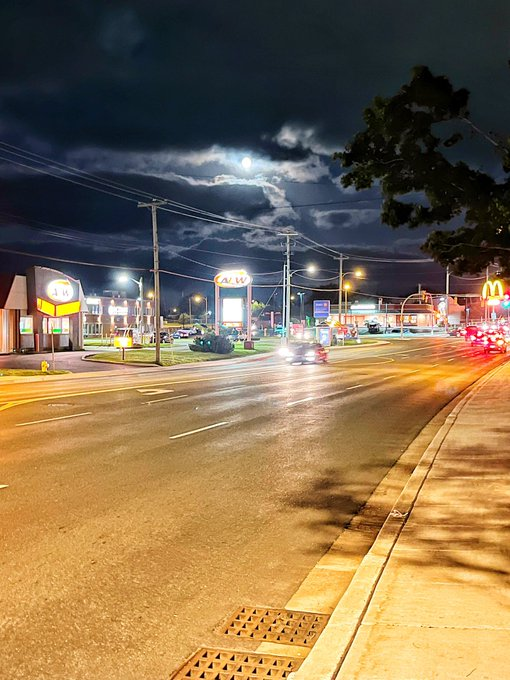 OliviaM60's tweet image. Nice chilly evening! Kinda has a fall feeling tonight! 🍃🍁🍂🌚 

#yyt #walking #moonisout