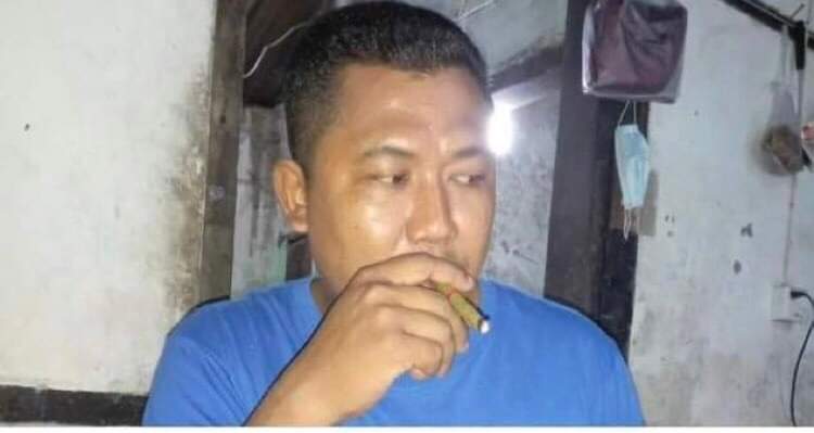 the_badguy_ix's tweet photo. LieutenantPoliceOfficer TheitPan who's from No.2PoliceStation got 3shots &amp; dead while waiting for green light at🚦in Sittwe at 19:00,Sept8. He's with bike &amp; a woman&amp;a kid on board, but they didn't hurt.
#2022Sept9Coup
#WhatsHappeningInMyanmar https://t.co/jMAk7SCHeR
