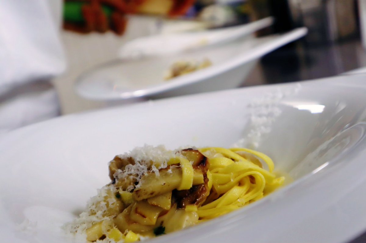 flattoria's tweet photo. 2F/FLATTORIAでは、イタリアの秋の味覚で欠かせないポルチーニ茸が入荷しております🇮🇹
パスタはもちろん、網焼きして牛肉と。贅沢にポルチーニ茸尽くしのコースもご用意できます。
赤ワインとともに、秋を感じるお料理を味わいにいらっしゃいませんか?🍷✨
#フラットリア
#FLATTORIA
#ポルチーニ茸 https://t.co/wwSa8knnJA