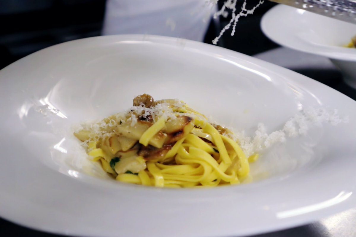 flattoria's tweet photo. 2F/FLATTORIAでは、イタリアの秋の味覚で欠かせないポルチーニ茸が入荷しております🇮🇹
パスタはもちろん、網焼きして牛肉と。贅沢にポルチーニ茸尽くしのコースもご用意できます。
赤ワインとともに、秋を感じるお料理を味わいにいらっしゃいませんか?🍷✨
#フラットリア
#FLATTORIA
#ポルチーニ茸 https://t.co/wwSa8knnJA