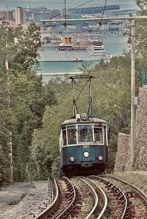 soniasicco's tweet photo. Sferraglio’ per la prima volta 120 anni fa, il #9settembre 1902, il #tram di #Opicina a #Trieste. Panoramico, ripidissimo, era utilizzato anche da #ItaloSvevo per raggiungere la casa delle vacanze estive, in #Carso. Oggi fermo, per una nota canzone triestina ‘xe’ nato disgrazia’ https://t.co/LsOGyVX3L5